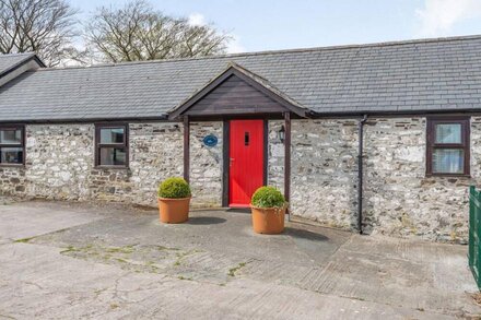 DAIRY COTTAGE, pet friendly, with a garden in Llanrwst