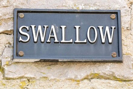 SWALLOW BARN, pet friendly, character holiday cottage in Priestcliffe