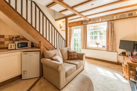 OLD TOWN COTTAGE, romantic, character holiday cottage in Ludlow