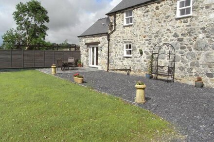 Y BWYTHYN AT HENFAES, family friendly, with open fire in Rhydymain