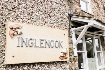 INGLENOOK, family friendly, with open fire in Reeth