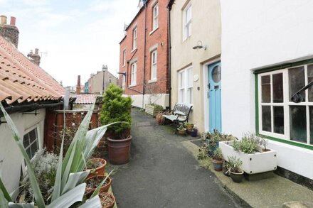 WAYCOT COTTAGE, pet friendly, character holiday cottage in Staithes