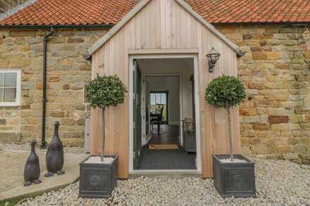 THE BYRE, pet friendly, luxury holiday cottage in Whitby