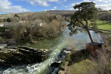 Beautiful cottage in the heart of Rhayader with riverside views ( pet friendly)