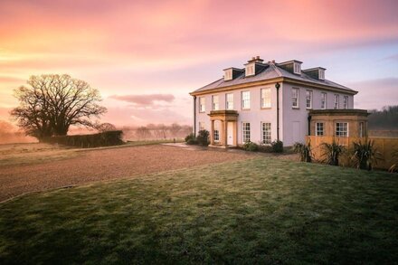 Georgian style mansion sleeps 16-18