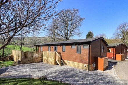 JINNYSPINNER LODGE, pet friendly, with a garden in Windermere