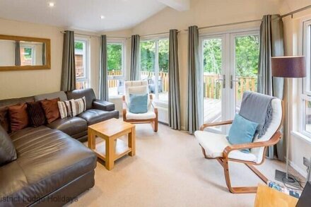 ROE DEER LODGE, pet friendly, with hot tub in Windermere