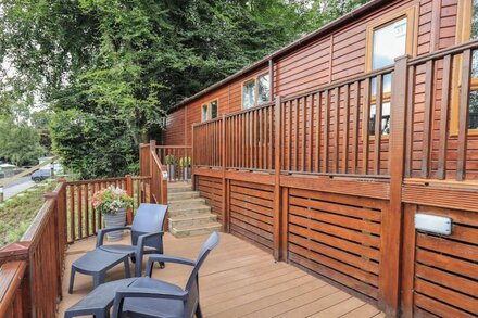 ACORN BANK LODGE, pet friendly, with hot tub in Bowness-On-Windermere