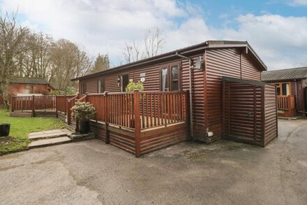 DAMSON LODGE, pet friendly, with hot tub in Windermere