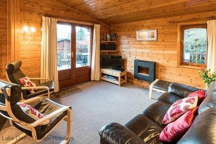 BRAMBLE BANK LODGE, pet friendly, with hot tub in Windermere