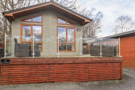 LAKESHORE LODGE, pet friendly, with hot tub in Windermere