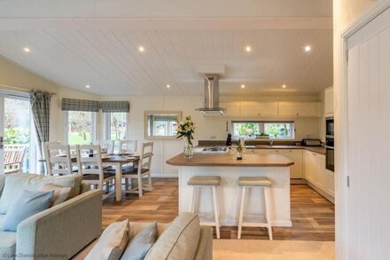 LANGDALE LODGE, pet friendly, luxury holiday cottage in Windermere