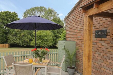 WOODPECKERS, pet friendly, with pool in Alresford, Colchester