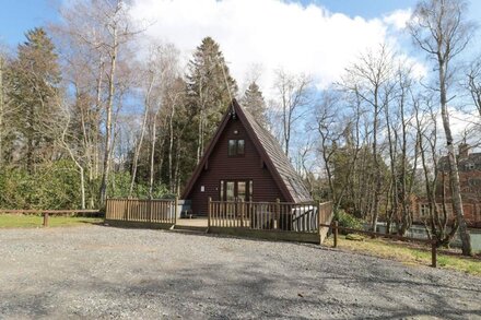 SQUIRREL LODGE, pet friendly, character holiday cottage in Otterburn