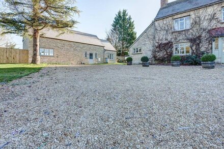 Dairy Lodge is a a stunning two bedroom Cotswolds holiday cottage sleeps four in the village of Blad