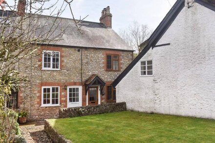 JASMINE COTTAGE, pet friendly, with open fire in Kilmington, Devon