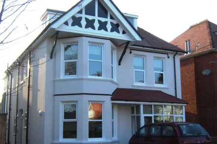 BOURNECOAST: FLAT IN TREE LINED AVENUE NEAR SANDY BEACHES AND SHOPS -WIFI-FM4033