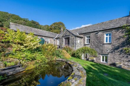 FIELD HEAD HOUSE, family friendly, with pool in Hawkshead