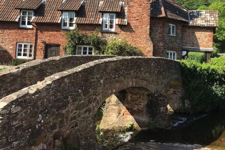 A Pretty detached Cottage within the Pack horse grounds.