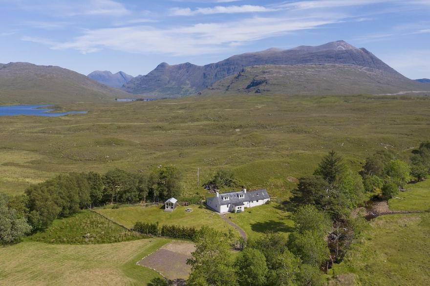 LUXURY COTTAGE IN STUNNING LOCATION, HIGHLANDS OF SCOTLAND