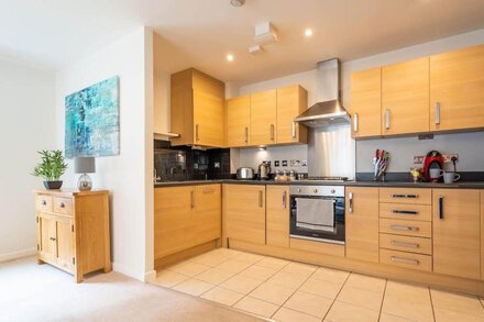 The Augustine - Modern Two Bed Ground Floor Apartment With Parking