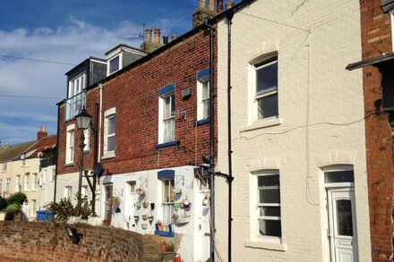 3 bedroom house with harbour & sea views, less than 1 minute from sea front