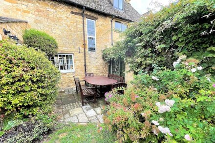 Pitchers is a Grade 11 Cotswold Stone House in the centre of Chipping Campden.