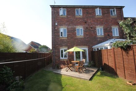 Delightful house in Stone, Staffordshire  close to lovely canalside walks