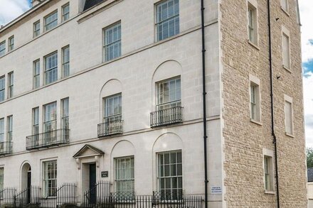 Luxury Ground Floor Apartment with Parking in Central Bath