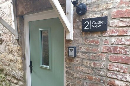 CASTLE VIEW, romantic, character holiday cottage in Alnwick