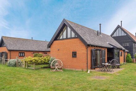 This lovely holiday home on The Manor House Estate in Bawdsey provides a peaceful location for a fam