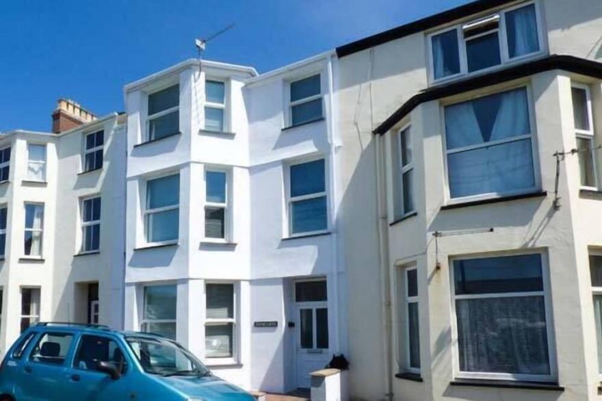 Y CASTELL APARTMENT 2, romantic, country holiday cottage in Criccieth