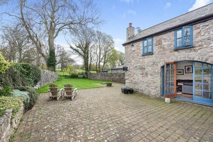 POPTY BACH, pet friendly, character holiday cottage in Henllan