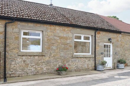 STABLE COTTAGE, family friendly, character holiday cottage in Belford