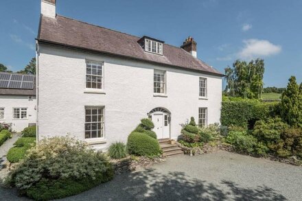 THE OLD SCHOOLHOUSE AND COTTAGE, family friendly in Bishop's Castle