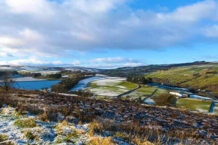 WORTH VALLEY COTTAGE, pet friendly, with a garden in Haworth