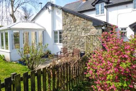 GLAN Y GORS COTTAGE, pet friendly, with open fire in Eglwysbach