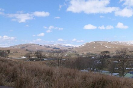 BRIDGE HOUSE, family friendly, with open fire in Hawes