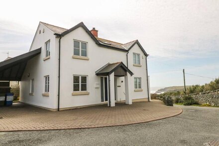 SEASCAPE, family friendly, with open fire in Trearddur Bay