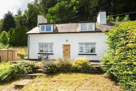 2 YSGUBOR GERRIG, family friendly, with open fire in Trefriw