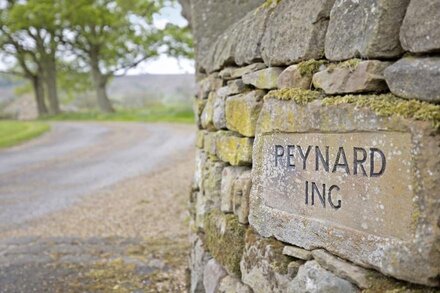 REYNARD ING COTTAGE, luxury holiday cottage in Addingham