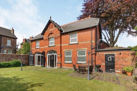 SOUTHPORT COACH HOUSE, family friendly, with a garden in Southport