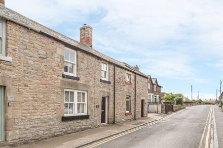 FISHERMAN'S COTTAGE, pet friendly in Seahouses