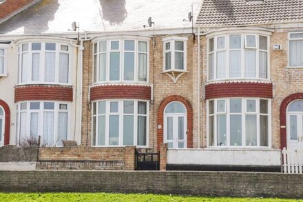 NUMBER FIFTEEN, pet friendly, character holiday cottage in Withernsea