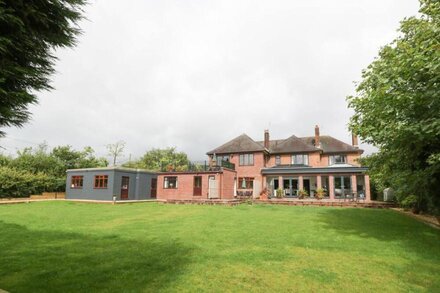 HUNTERS MOON ANNEXE, pet friendly, with a garden in Fulford