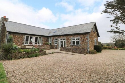 PENARVON HOUSE, pet friendly, luxury holiday cottage in Helford