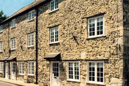 CRAFT COTTAGE, pet friendly, character holiday cottage in Beer