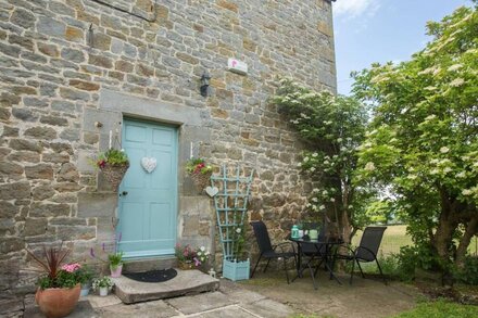 WEST WING COTTAGE, pet friendly, character holiday cottage in Hexham