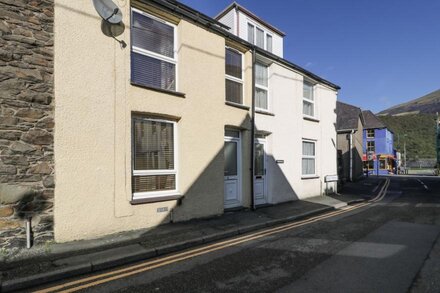 SNOWDON VIEW, pet friendly, character holiday cottage in Llanberis