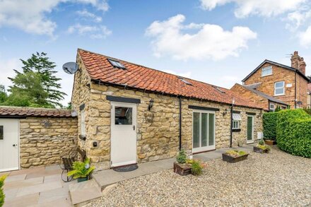 COW BYRE COTTAGE, pet friendly, luxury holiday cottage in Snainton